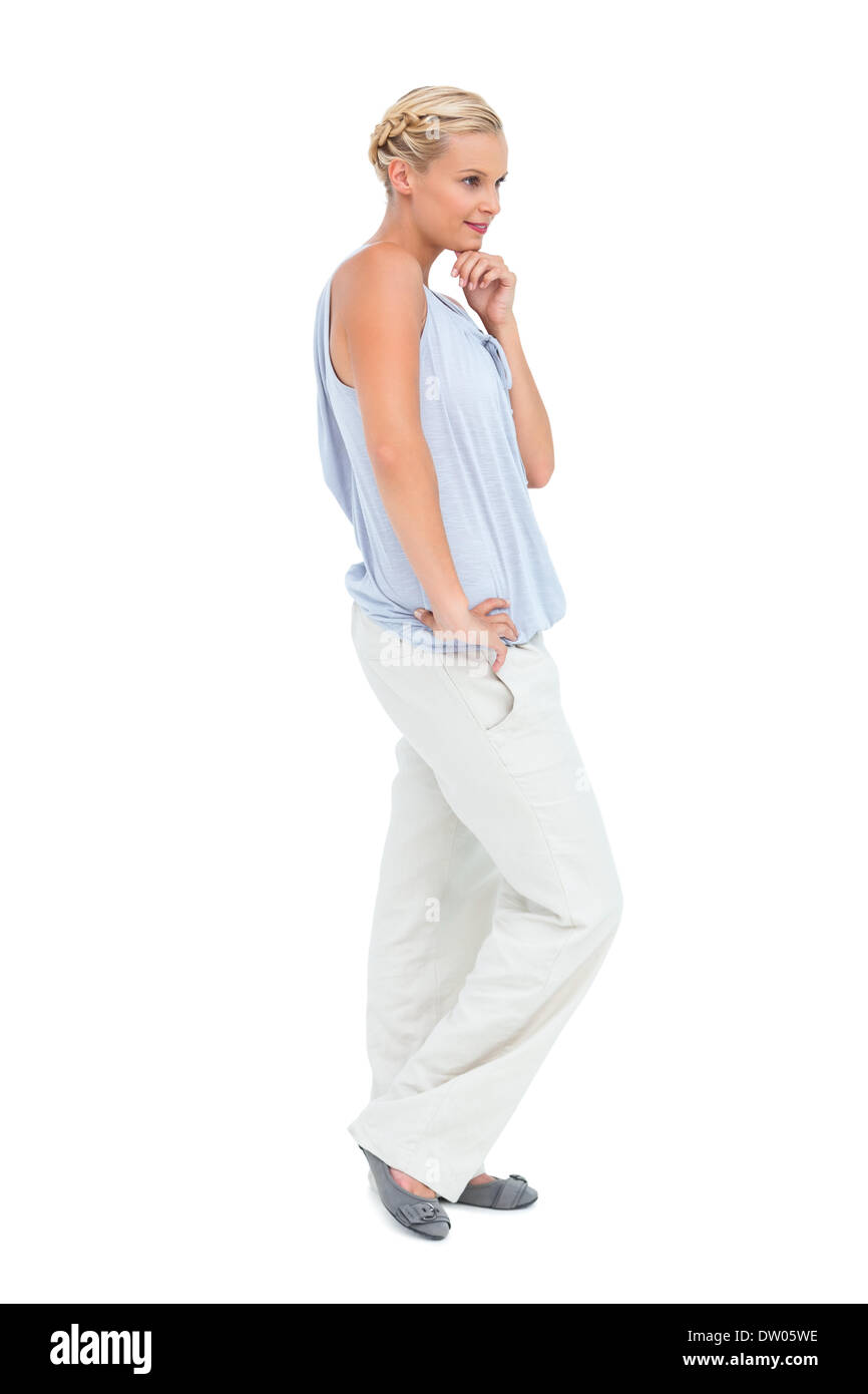 Blonde woman smiling with hand on hip Banque D'Images