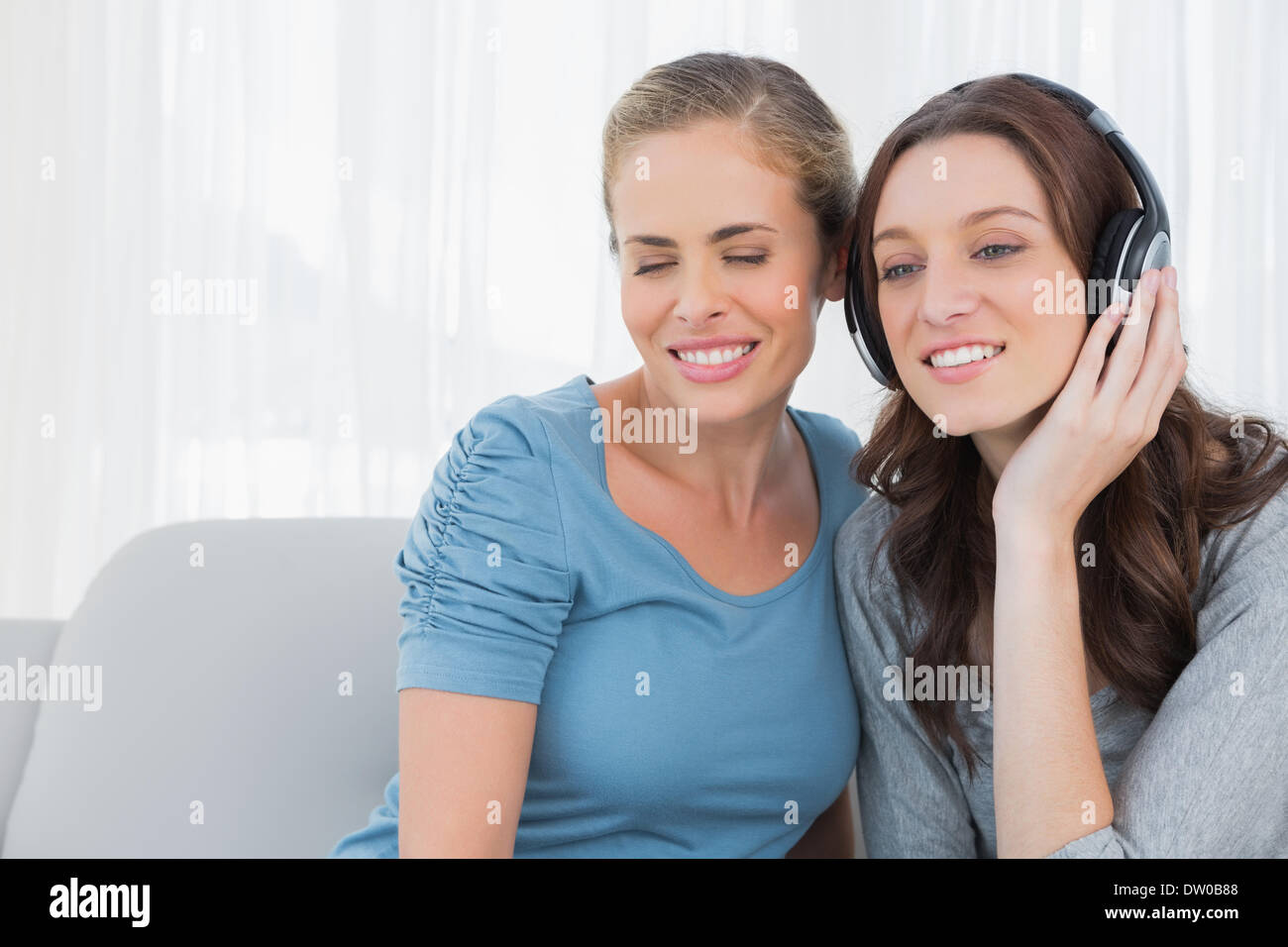 Les femmes d'écouter de la musique Banque D'Images