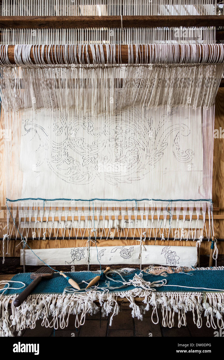 Xixe siècle ancienne en bois haute lisse loom utilisé pour le tissage tapisserie traditionnelle au MIAT, industrial museum, Gand, Belgique Banque D'Images