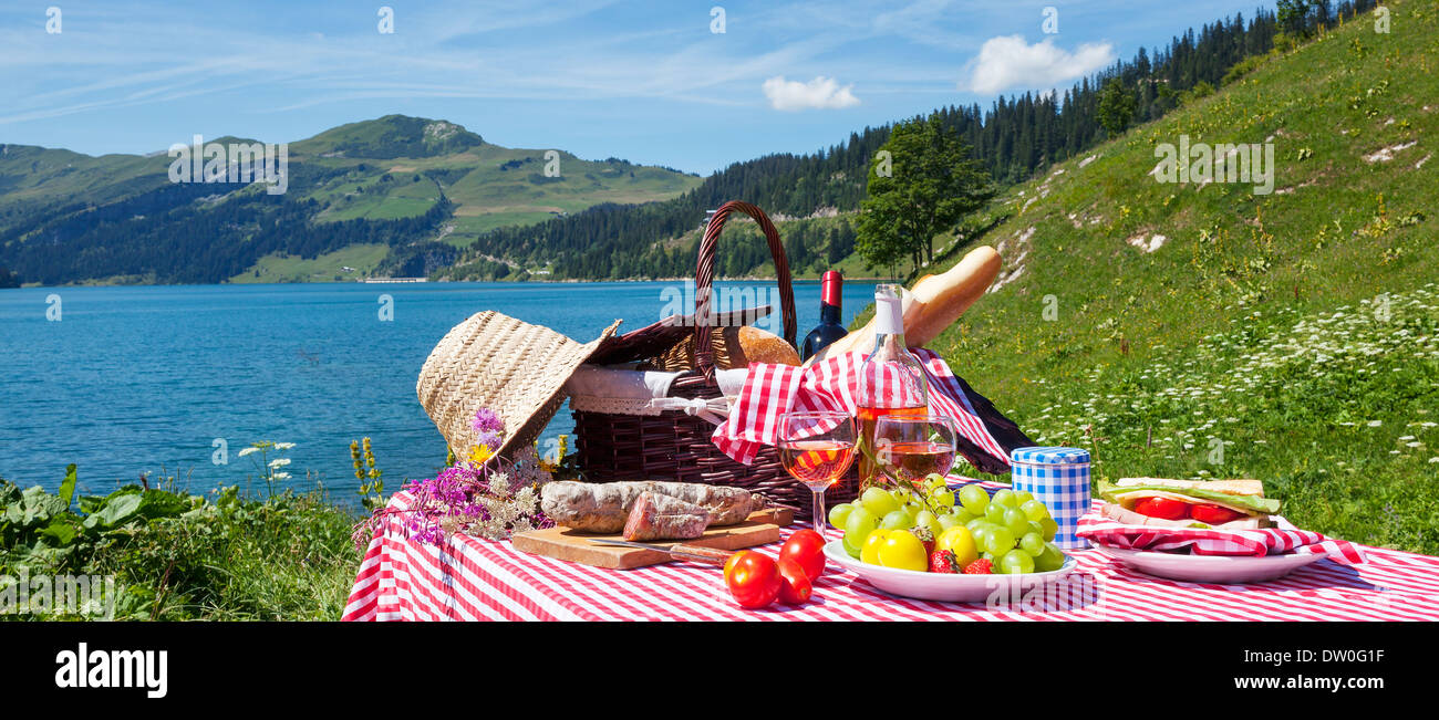Pique-nique dans les Alpes françaises avec Lac, Vue Panoramique Banque D'Images