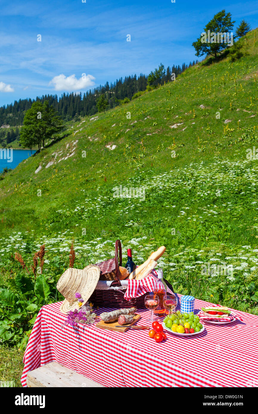 Pique-nique dans les Alpes françaises avec lake Banque D'Images