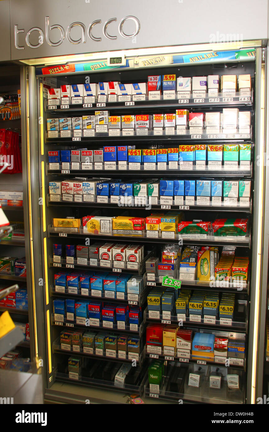 Affichage en magasin de proximité de cigarette Photo Stock