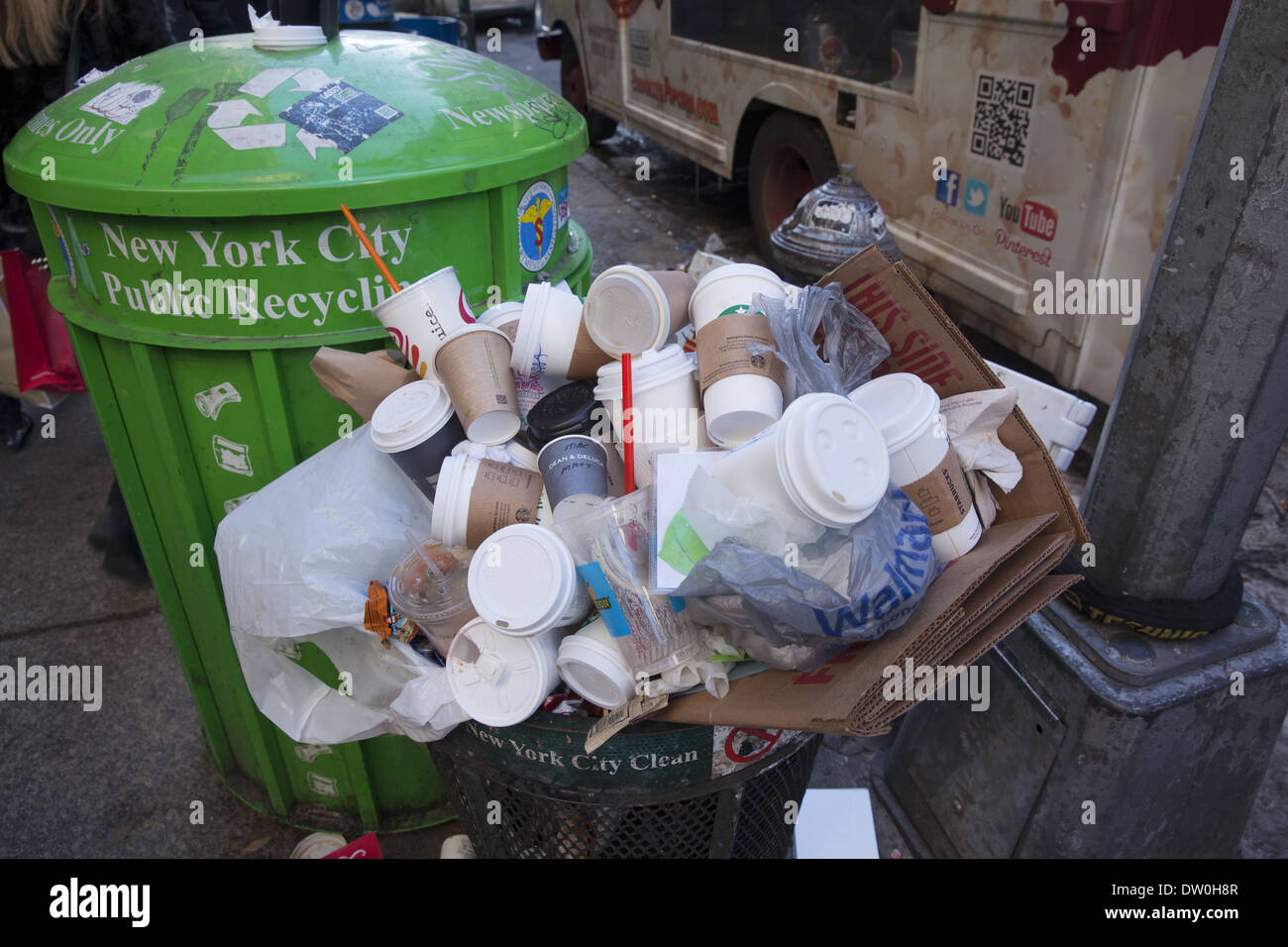 Trash can in the neighborhood Banque de photographies et d'images à haute  résolution - Alamy