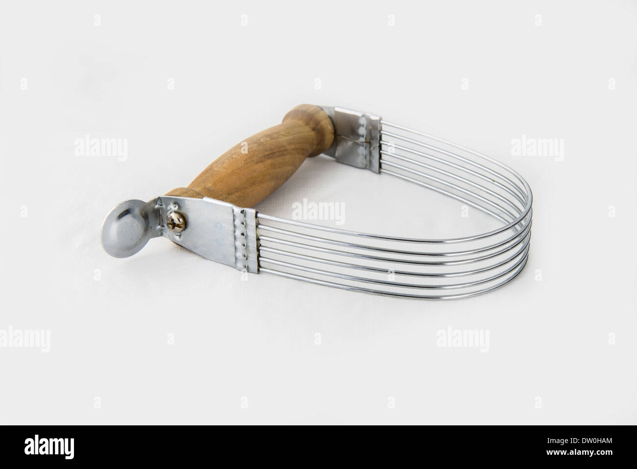 Un mélangeur de pâte à tarte, isolé sur blanc. Copyspace, découpe. Banque D'Images