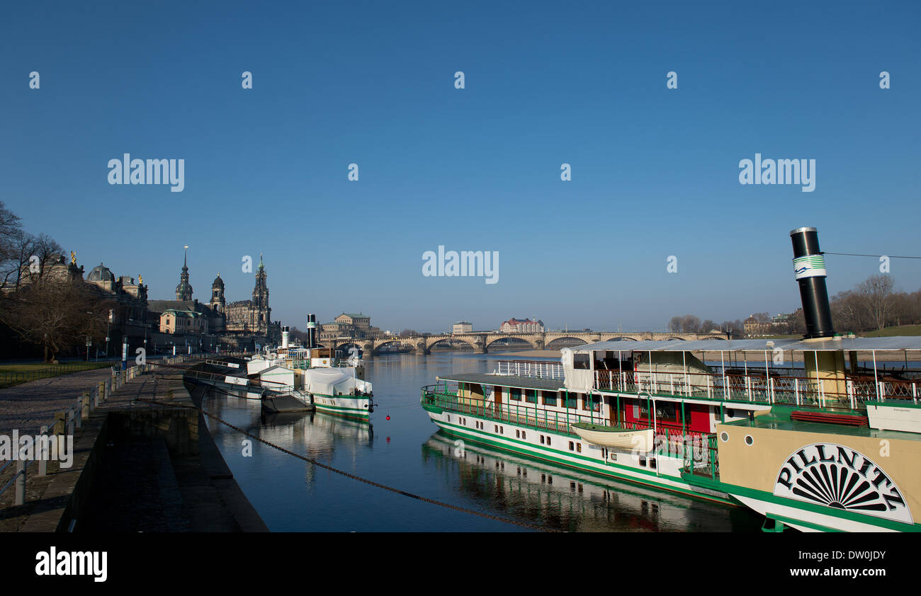 Dresde, Allemagne. Feb 25, 2014. Les navires sont présentées sous un ciel bleu à Dresde, Allemagne, 25 février 2014. À partir du 01 mars le axonian steamship navigation' propose la visite de la ville pour les touristes. Photo : Arno Burgi/dpa/Alamy Live News Banque D'Images