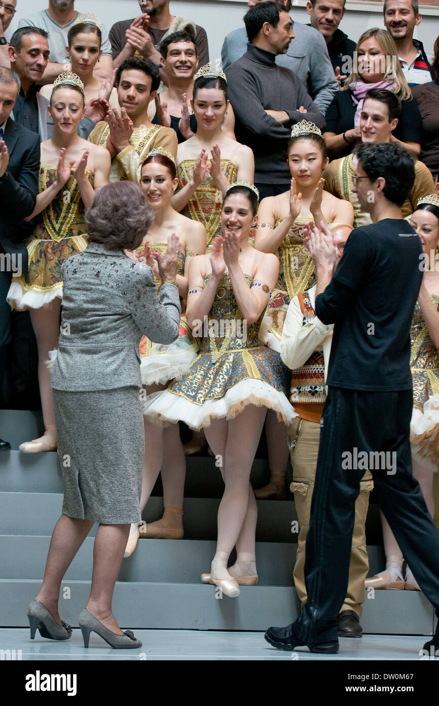 Madrid, Espagne. Feb 24, 2014. La Reine Sofia d'Espagne et du Ballet National d'visites Spanish National Dance Company à Naves del Matadero, 24 février 2014 à Madrid, Espagne. Crédit : Oscar Gonzalez/NurPhoto ZUMAPRESS.com/Alamy/Live News Banque D'Images