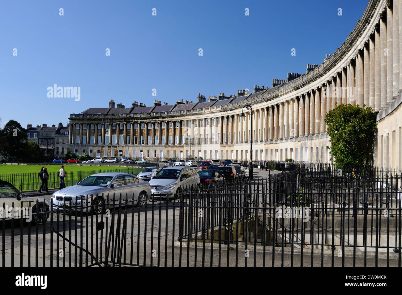 Royal Crescent Bath sous un ciel bleu Banque D'Images