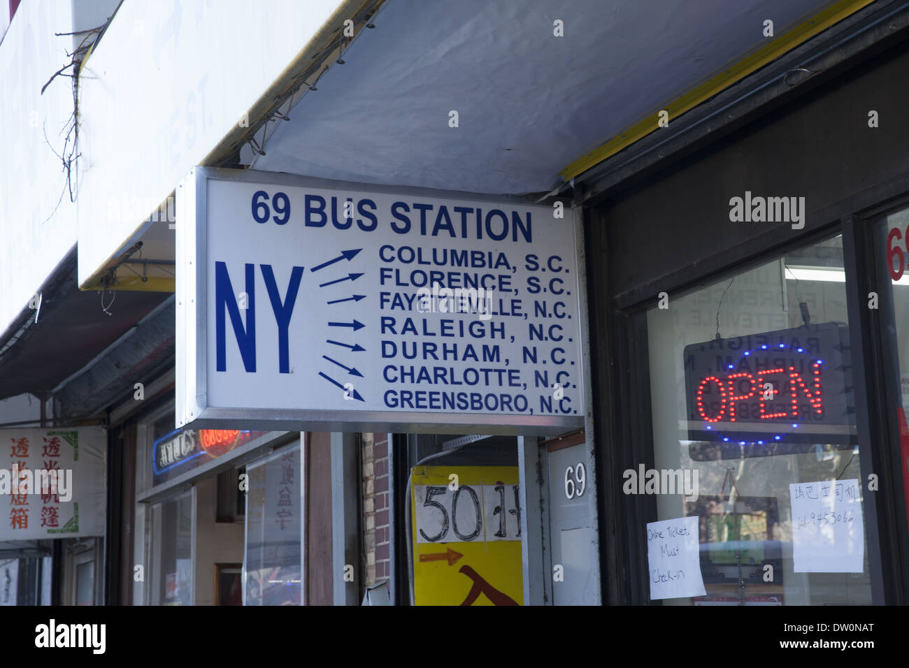 L'un des nombreux 'boutique' entreprise de bus stations dans Chinatown, NYC prendre les gens aux différents états du sud de l'est &. Banque D'Images