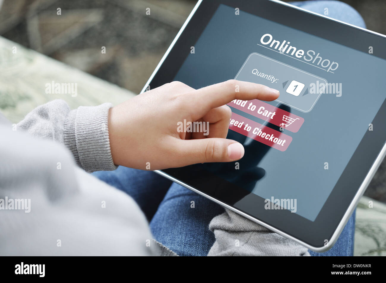 Jeune femme à l'aide d'appareil à écran tactile pour le magasinage en ligne Banque D'Images