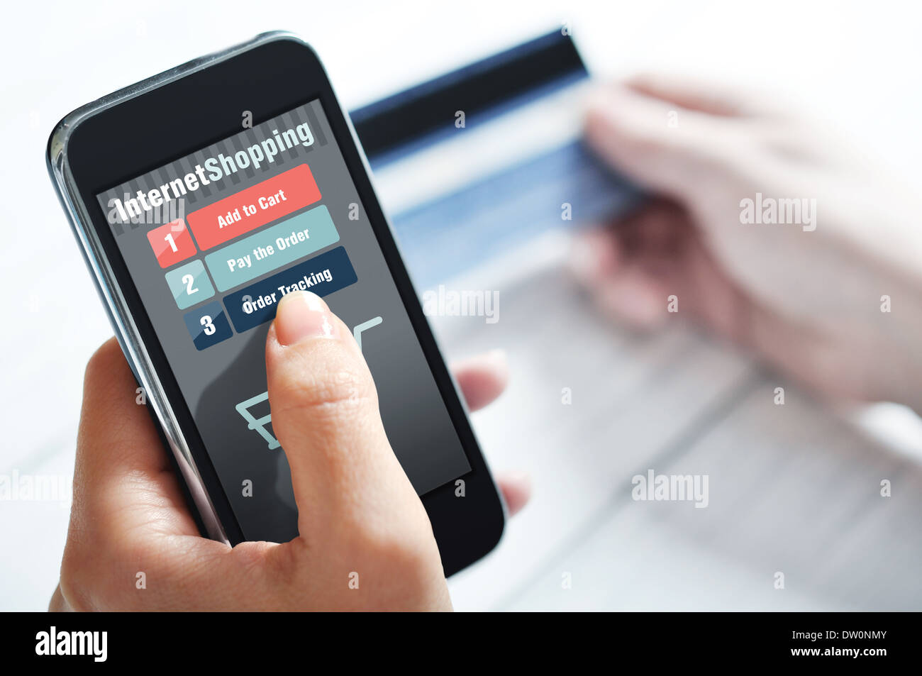 Les mains à l'aide de mobile pour les achats sur internet Banque D'Images