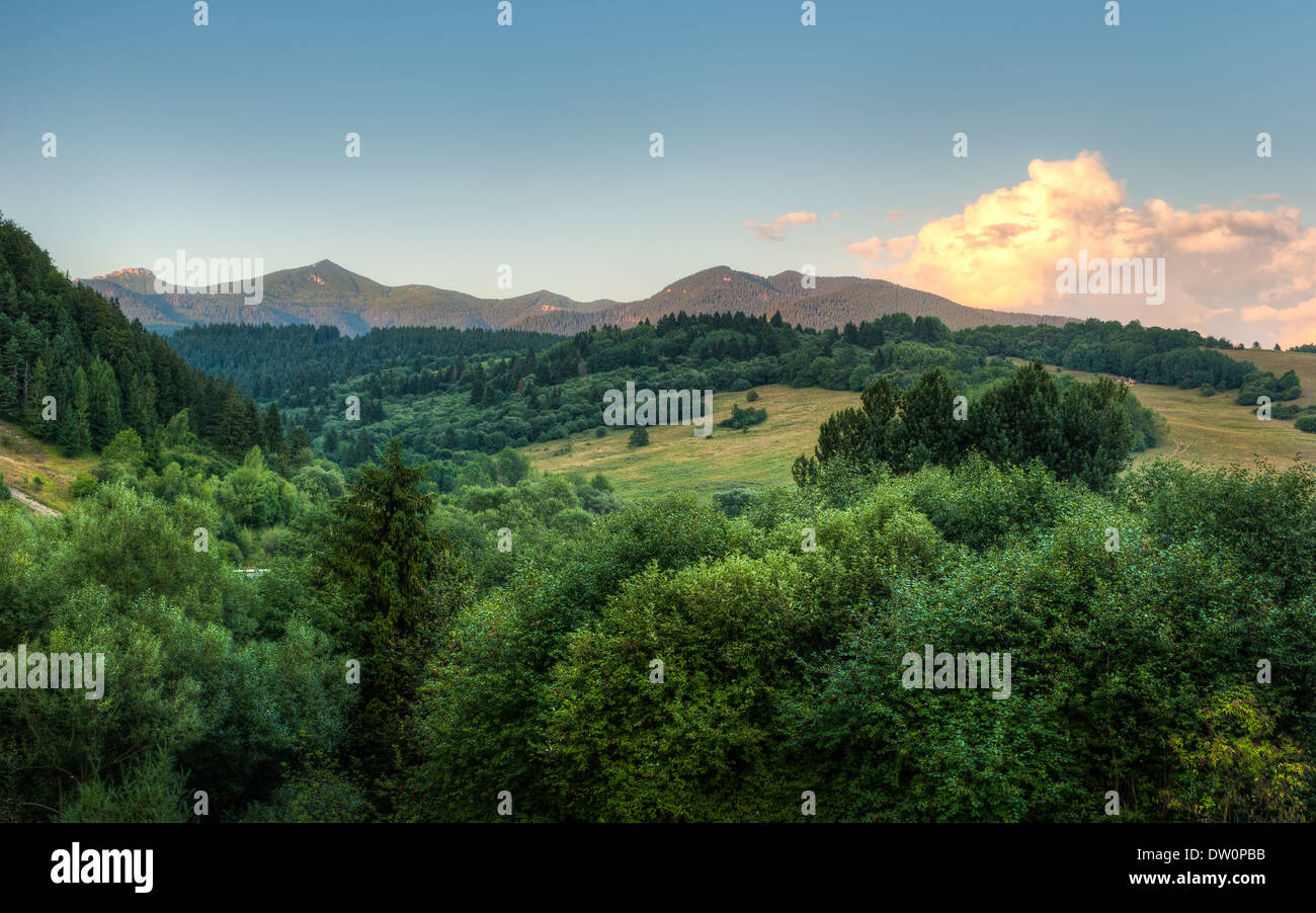 Nature Paysage avec des bois et des montagnes, vue vers l'ouest tatras (pic sivy, ostra, babky) Banque D'Images