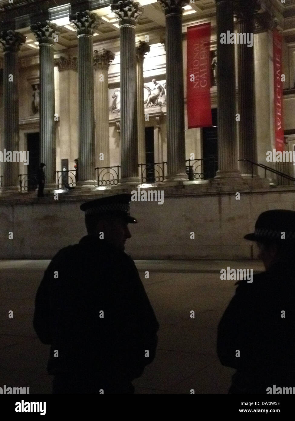 Londres, Royaume-Uni. Feb 25, 2014. Cordon de police off zone en dehors de la National Gallery à Trafalgar Square, Londres, que l'homme menace de sauter du rebord. NOTE : image prise sur l'iphone. Credit : Nelson Pereira/Alamy Live News Banque D'Images