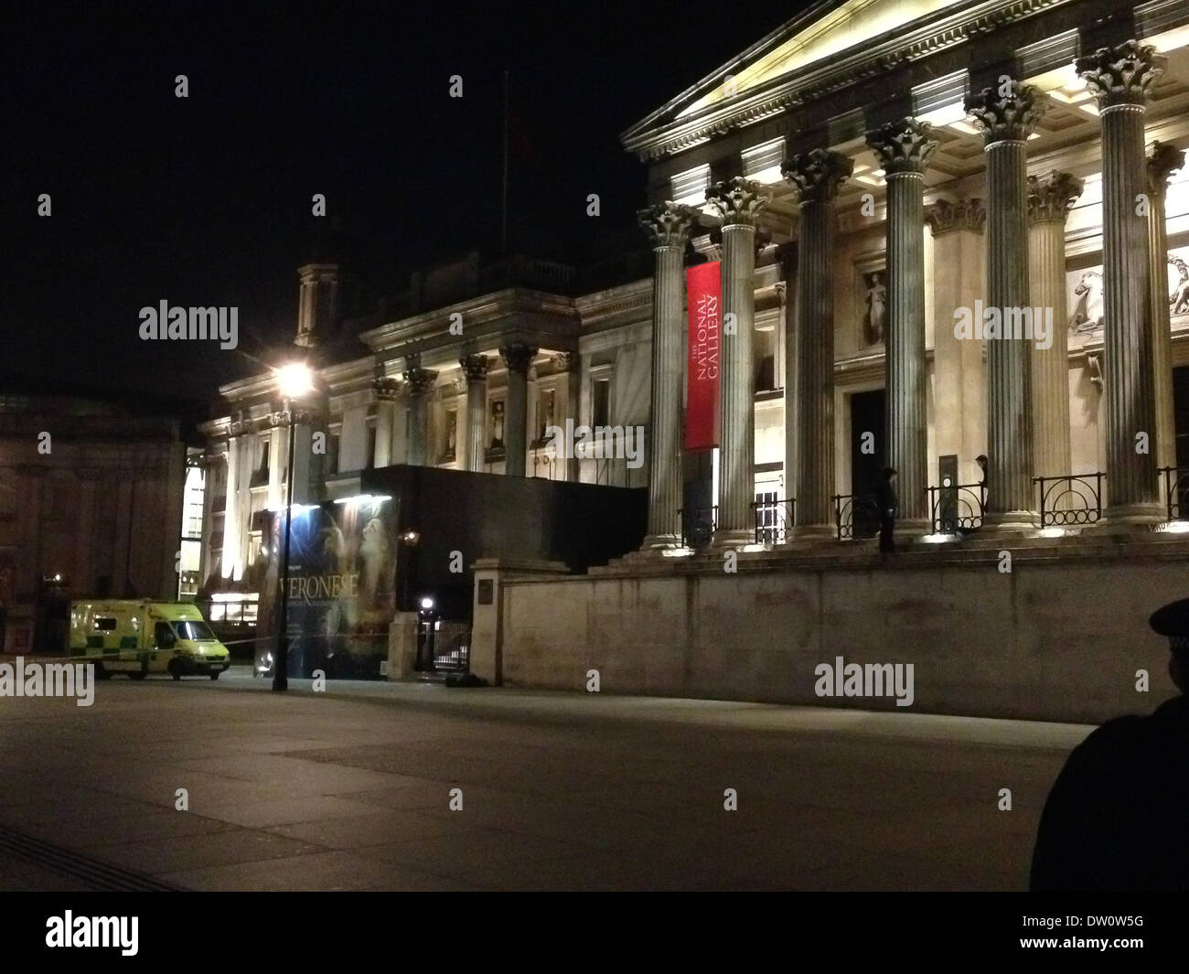 Londres, Royaume-Uni. Feb 25, 2014. Cordon de police off zone en dehors de la National Gallery à Trafalgar Square, Londres, que l'homme menace de sauter du rebord. NOTE : image prise sur l'iphone. Credit : Nelson Pereira/Alamy Live News Banque D'Images