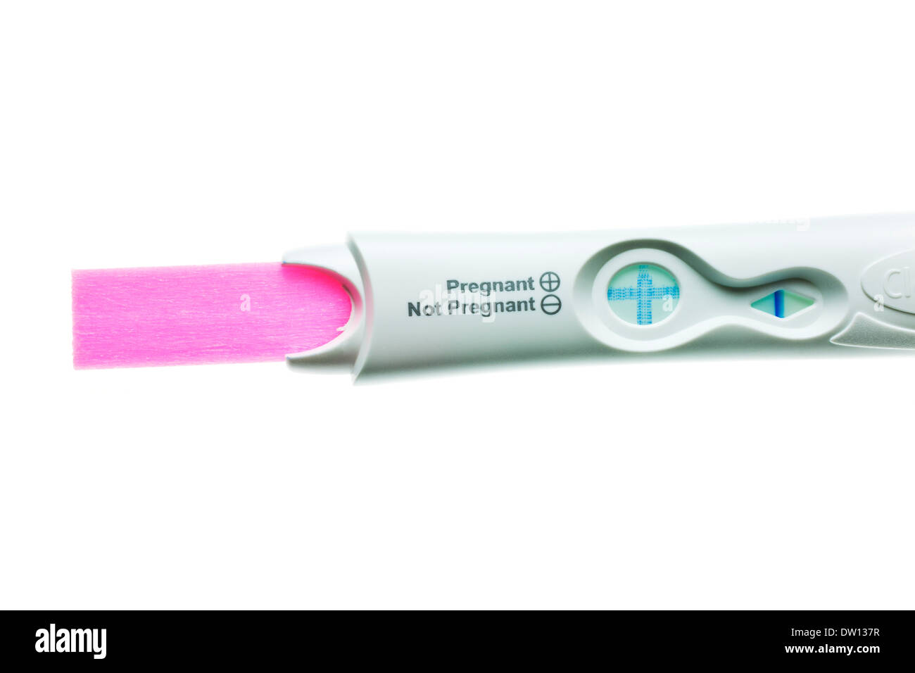 Accueil kit de test de grossesse présentant un résultat positif sur un fond blanc Banque D'Images
