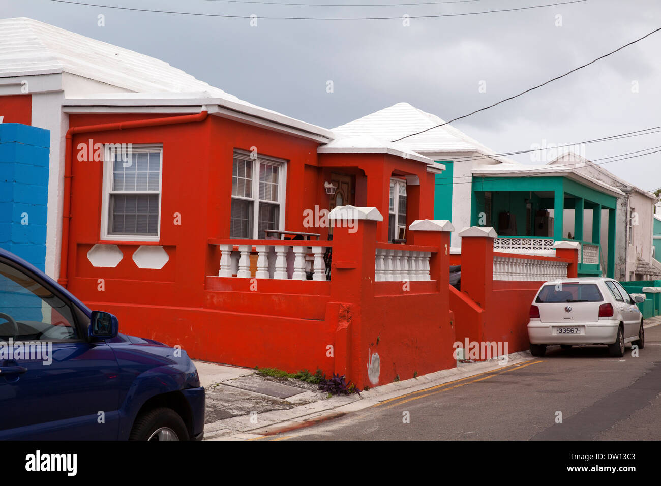 Les maisons peintes de couleurs vives, à Hamilton, Bermudes, avec des toits en pierre. Banque D'Images