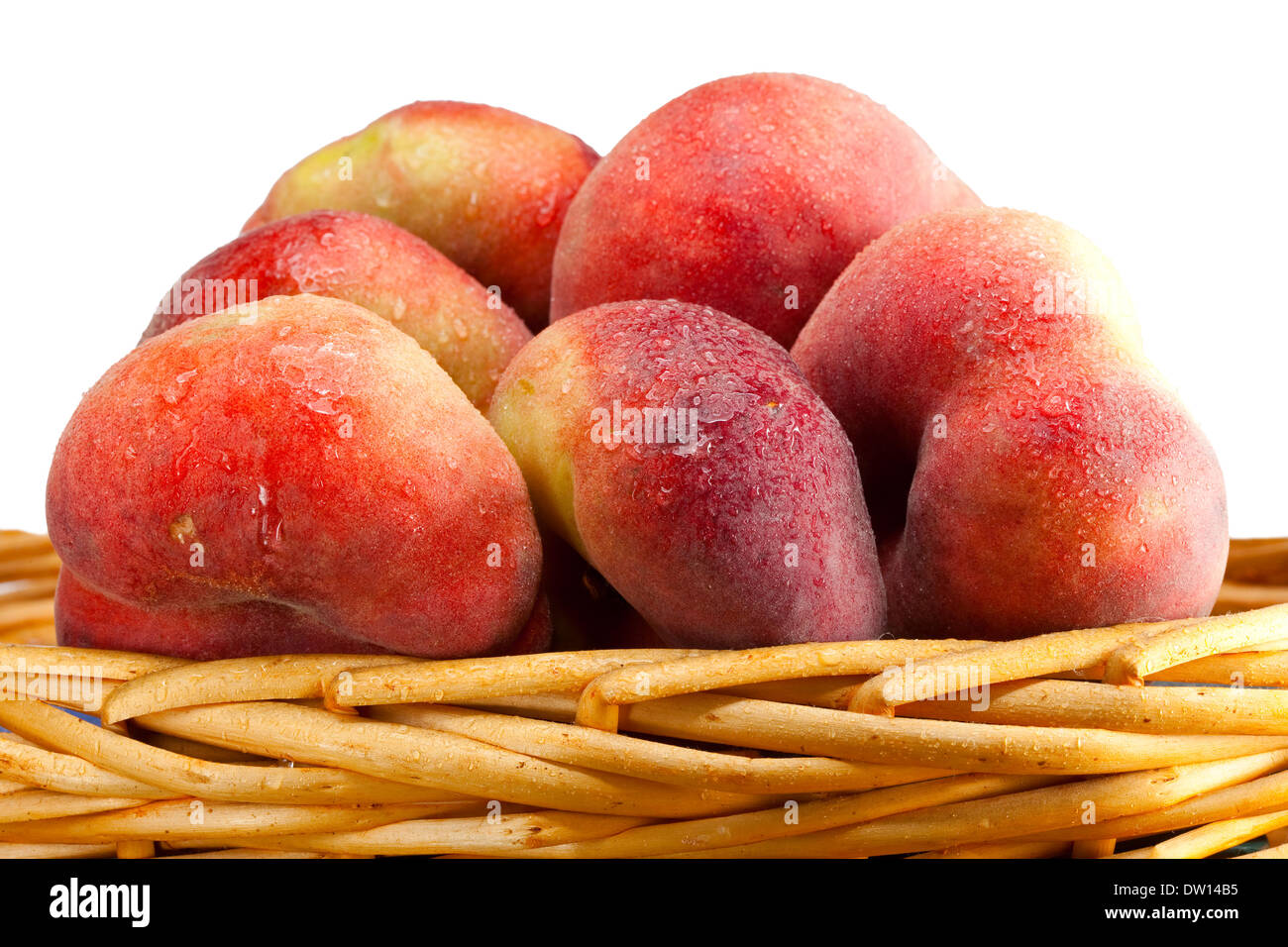 Télévision les pêches en gouttes d'eau dans un panier Banque D'Images