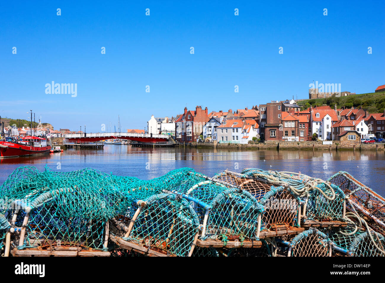 Vue depuis le port de Whitby en regardant vers le pont et l'abbaye sur la droite. Banque D'Images