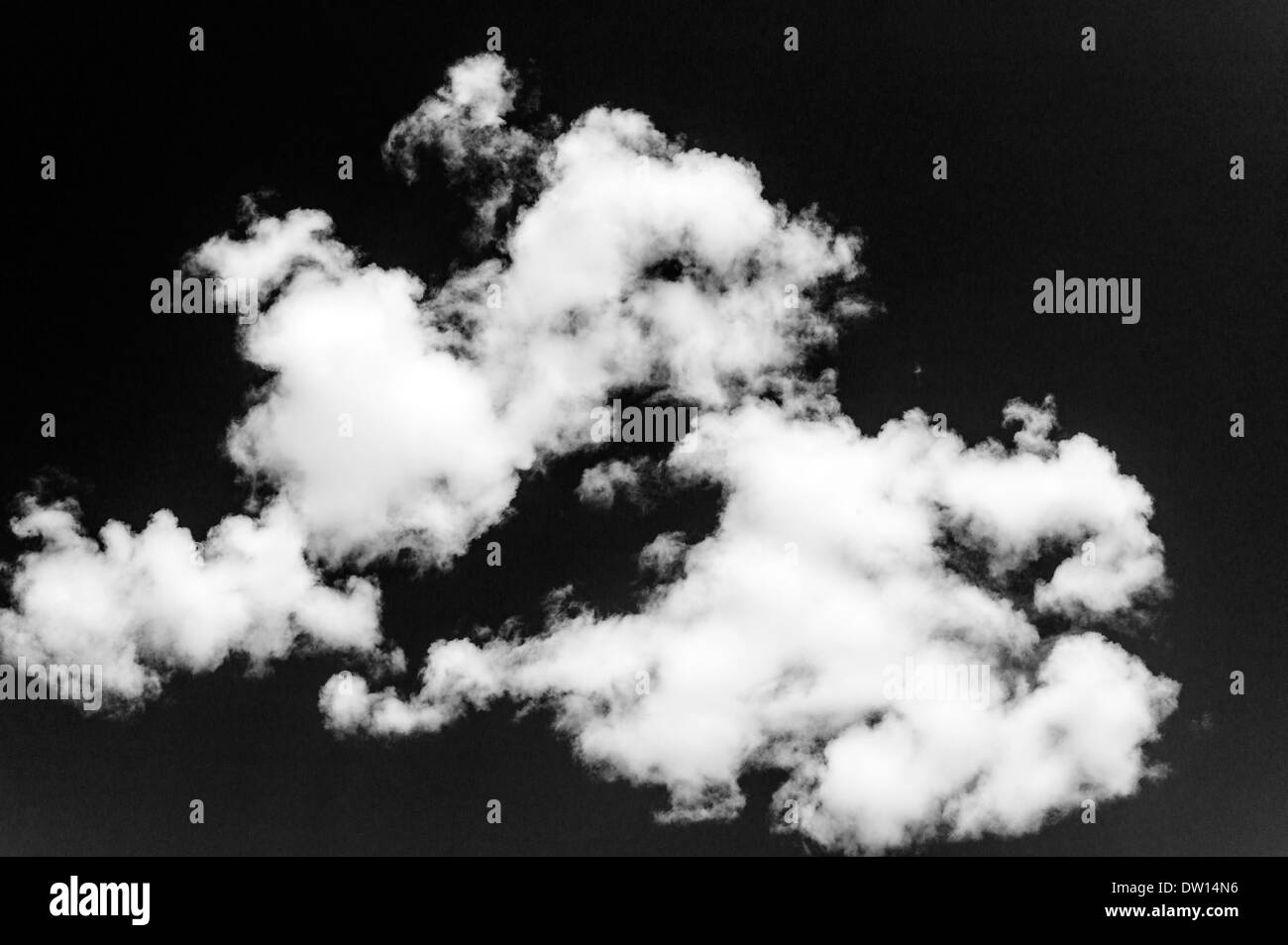 Vue en noir & blanc de blanc vaporeux nuages contre Colorado clear sky Banque D'Images