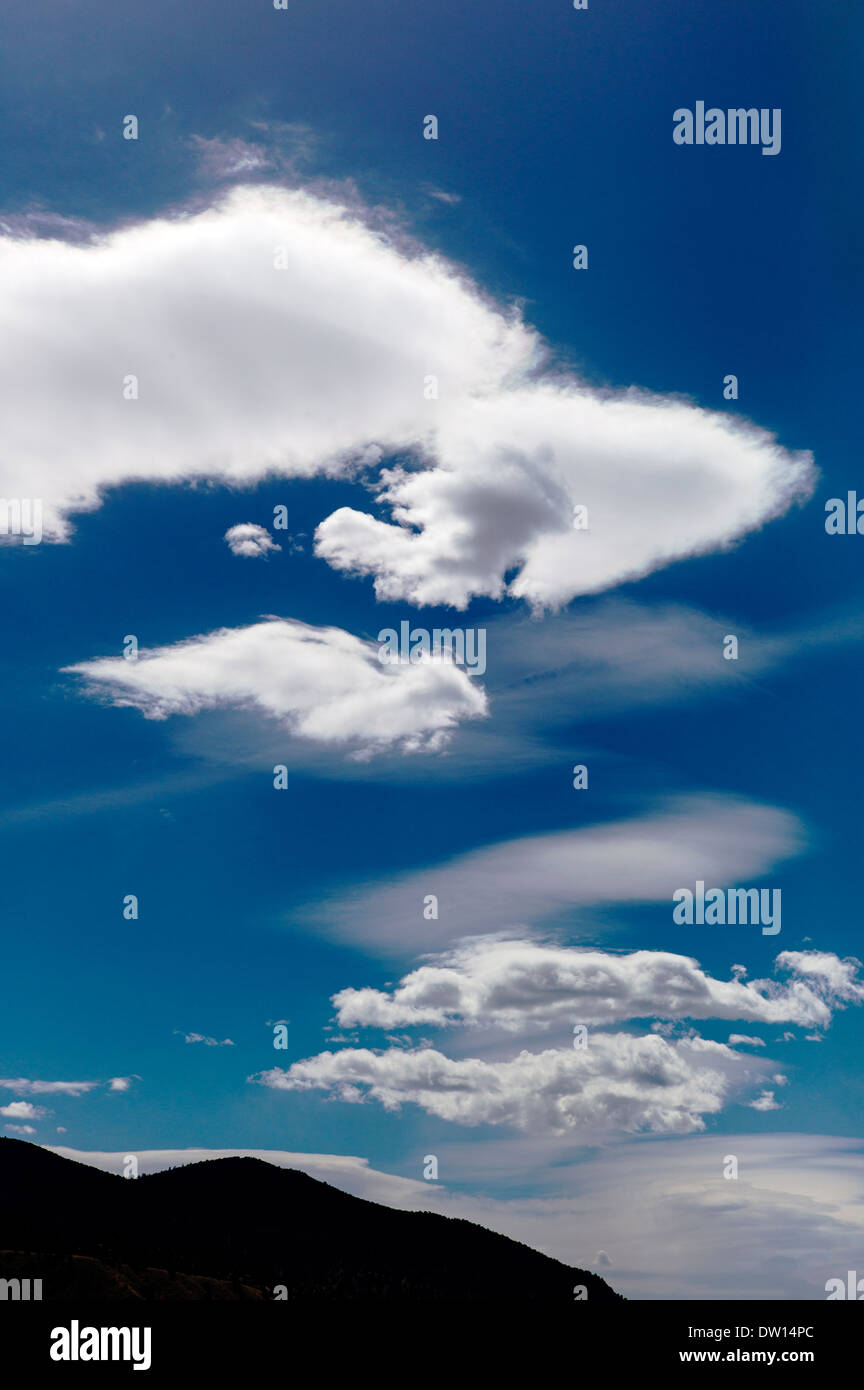 Filandreux nuages blancs flottent dans un ciel bleu azur au Colorado Banque D'Images