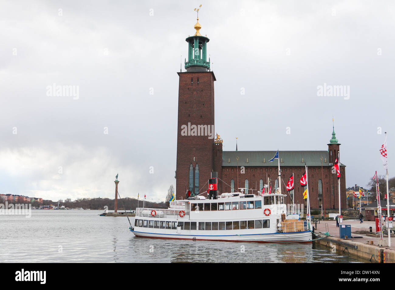 Hôtel de ville (Stadshuset) sur King's Island à Stockholm, en Suède, sur les rives de l'Riddarfjärd. Banque D'Images