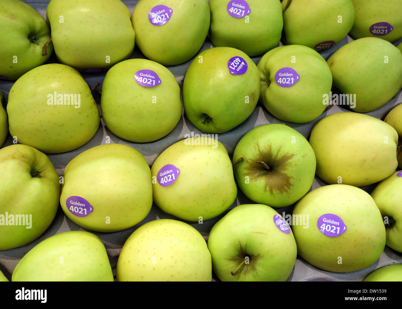 Pommes Golden Delicious sur un étal du marché Banque D'Images