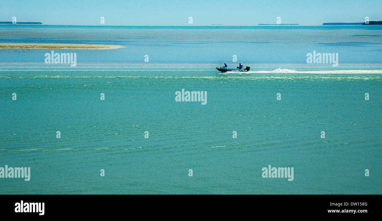 Le Parc National des Everglades, Floride - un hors-bord dans la baie de Floride. Banque D'Images Le Parc National des Everglades, Floride - un hors-bord dans la baie de Floride. Banque D'Images