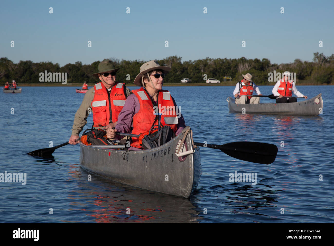 Le Parc National des Everglades, Floride - Pagaie canoë visiteurs dans un voyage mené par un ranger du parc. Banque D'Images Le Parc National des Everglades, Floride - Pagaie canoë visiteurs dans un voyage mené par un ranger du parc. Banque D'Images