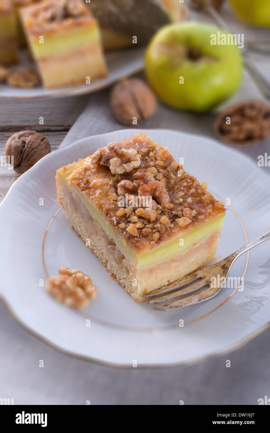 Strudel aux pommes avec des écrous et de pudding de vanille Banque D'Images
