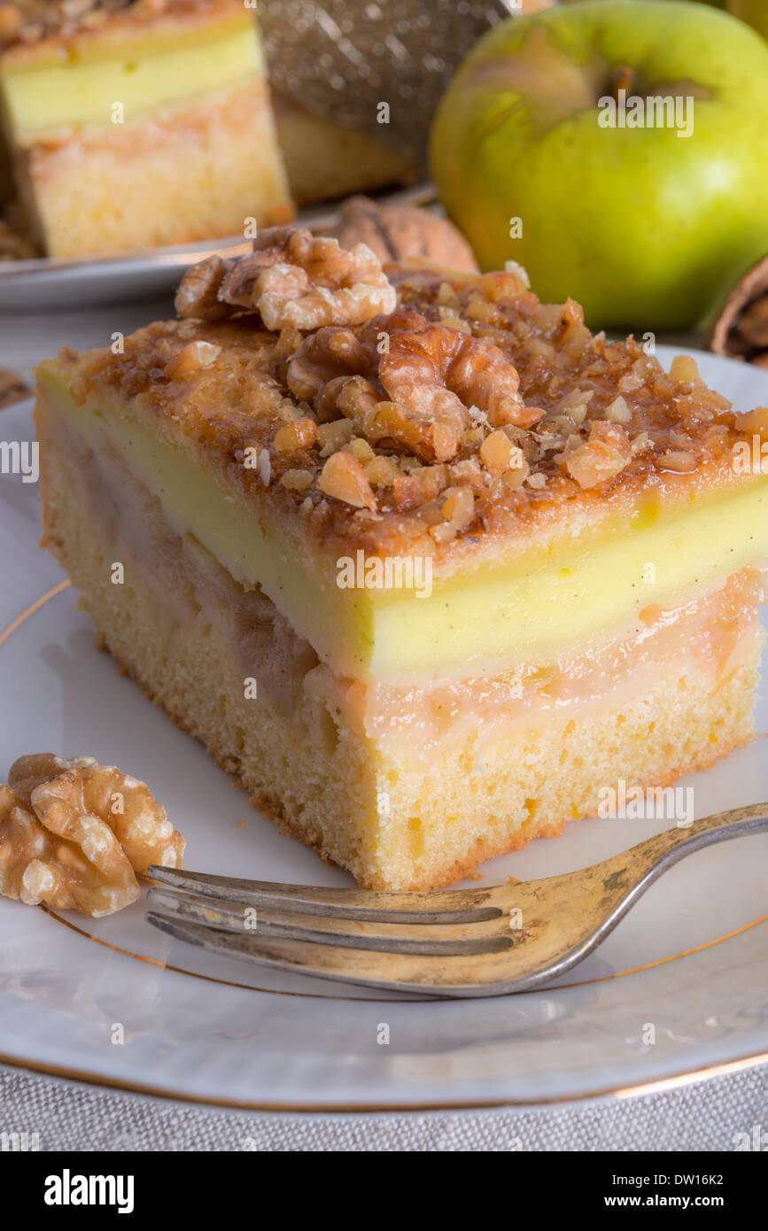 Strudel aux pommes avec des écrous et de pudding de vanille Banque D'Images