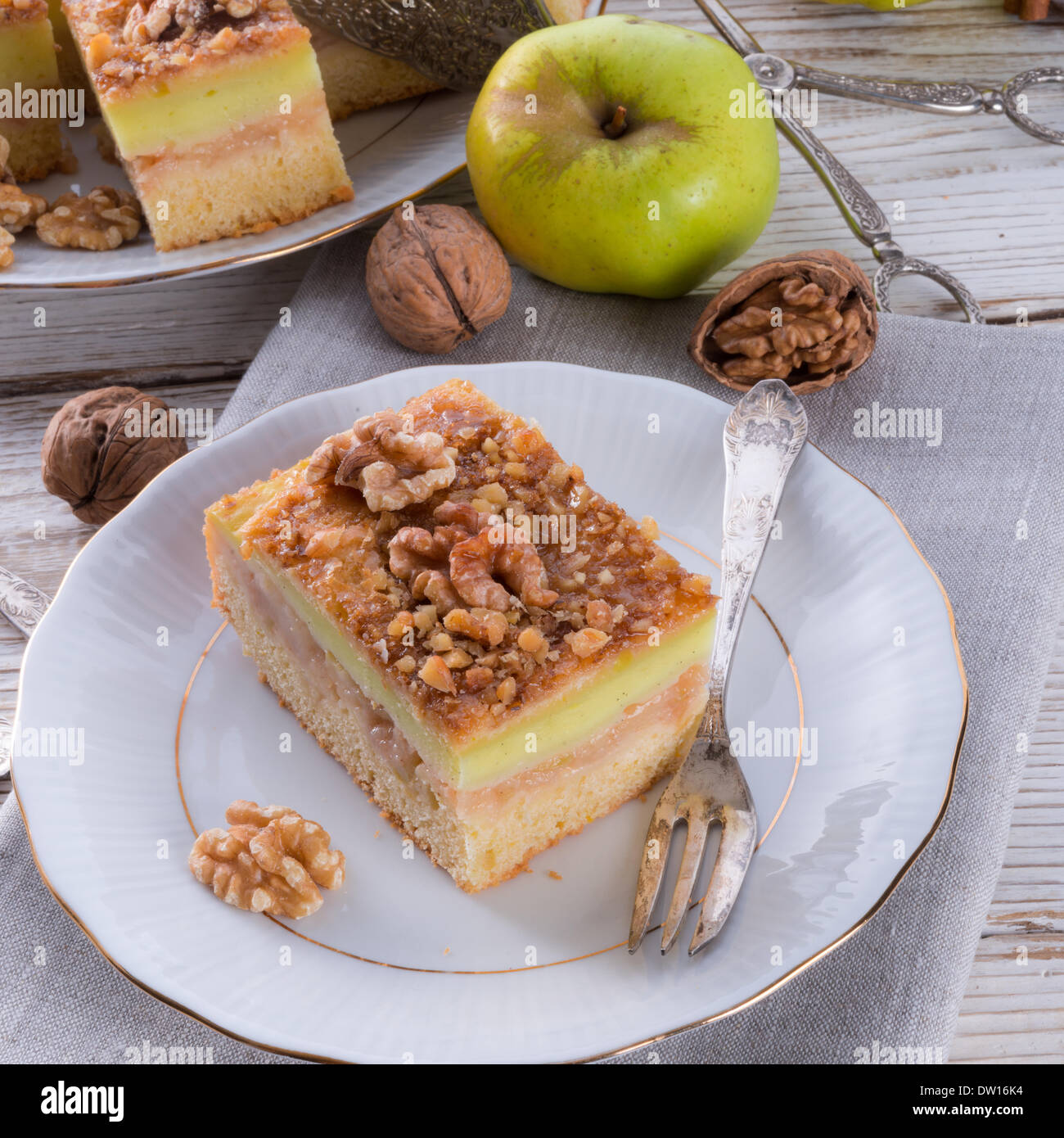 Strudel aux pommes avec des écrous et de pudding de vanille Banque D'Images