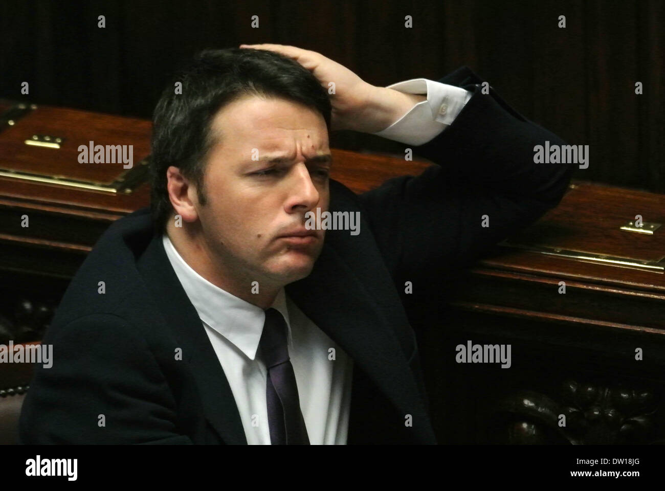 Rome, Italie. Feb 25, 2014. Le premier ministre Italien Matteo Renzi réagit au cours d'un vote de confiance à la chambre basse du parlement à Rome, Italie, le 25 février 2014. Le nouveau gouvernement italien dirigé par le Premier Ministre, M. Matteo Renzi, le mardi a remporté le vote de confiance à la chambre basse, des heures après que le Sénat a donné son approbation. Credit : Alberto Lingria/Xinhua/Alamy Live News Banque D'Images