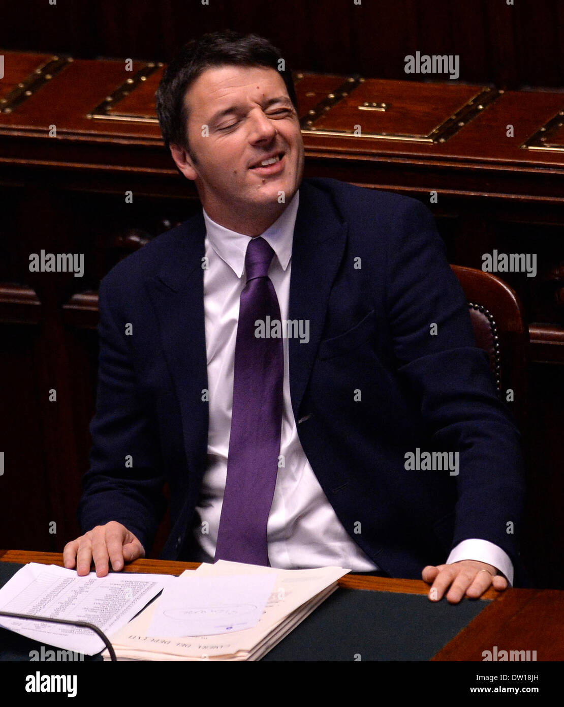 Rome, Italie. Feb 25, 2014. Le premier ministre Italien Matteo Renzi réagit au cours d'un vote de confiance à la chambre basse du parlement à Rome, Italie, le 25 février 2014. Le nouveau gouvernement italien dirigé par le Premier Ministre, M. Matteo Renzi, le mardi a remporté le vote de confiance à la chambre basse, des heures après que le Sénat a donné son approbation. Credit : Alberto Lingria/Xinhua/Alamy Live News Banque D'Images