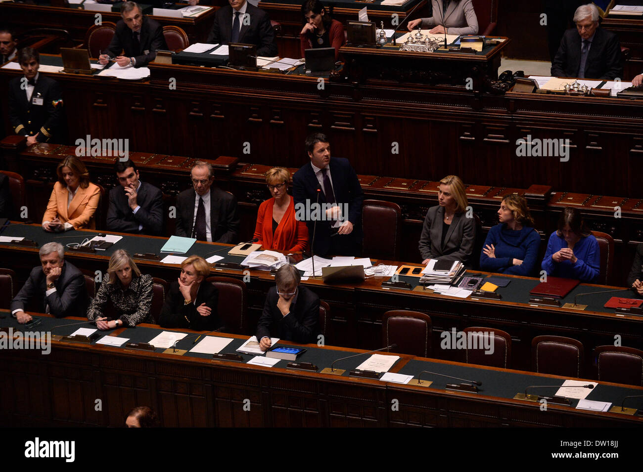 Rome, Italie. Feb 25, 2014. Le premier ministre Italien Matteo Renzi (C) prend la parole lors d'un vote de confiance à la chambre basse du parlement à Rome, Italie, le 25 février 2014. Le nouveau gouvernement italien dirigé par le Premier Ministre, M. Matteo Renzi, le mardi a remporté le vote de confiance à la chambre basse, des heures après que le Sénat a donné son approbation. Credit : Alberto Lingria/Xinhua/Alamy Live News Banque D'Images