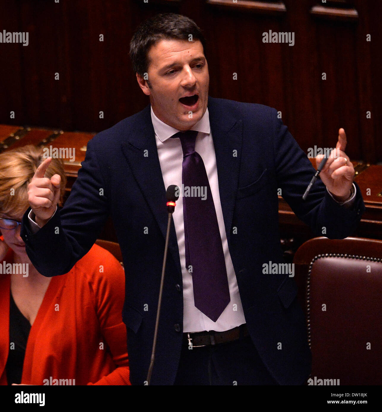 Rome, Italie. Feb 25, 2014. Le premier ministre Italien Matteo Renzi parle lors d'un vote de confiance à la chambre basse du parlement à Rome, Italie, le 25 février 2014. Le nouveau gouvernement italien dirigé par le Premier Ministre, M. Matteo Renzi, le mardi a remporté le vote de confiance à la chambre basse, des heures après que le Sénat a donné son approbation. Credit : Alberto Lingria/Xinhua/Alamy Live News Banque D'Images