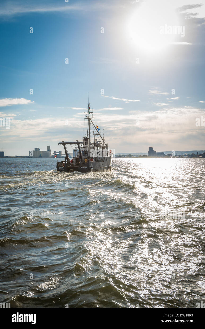 Bleu bateau dans la rivière Banque D'Images