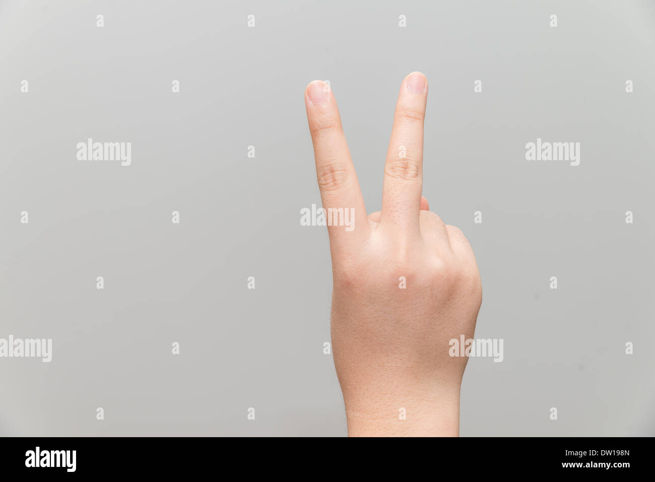 Main avec deux doigts vers le haut Banque D'Images