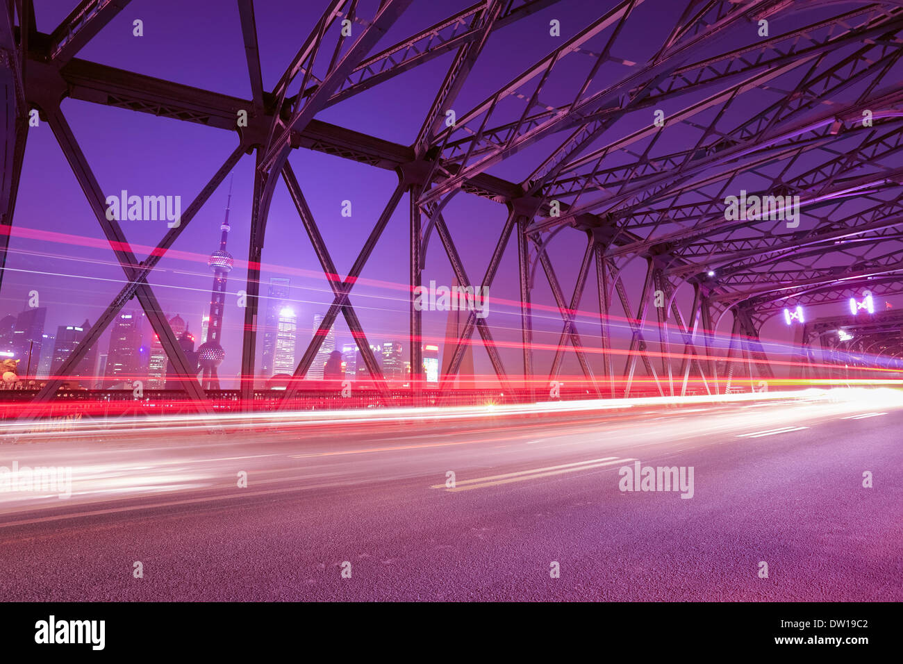 Des sentiers de lumière sur le pont de jardin Banque D'Images