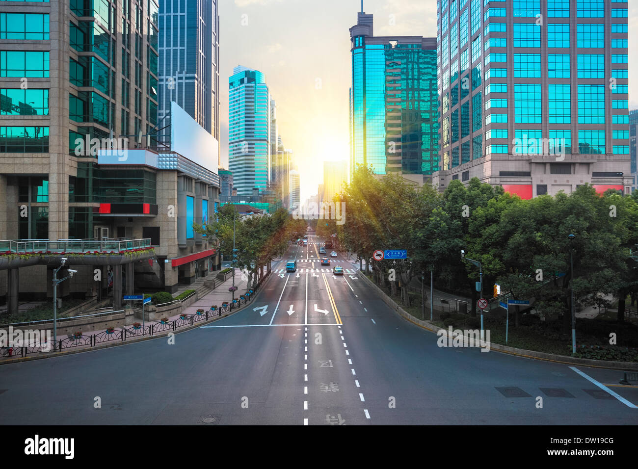 Ville moderne scène de rue à matin Banque D'Images