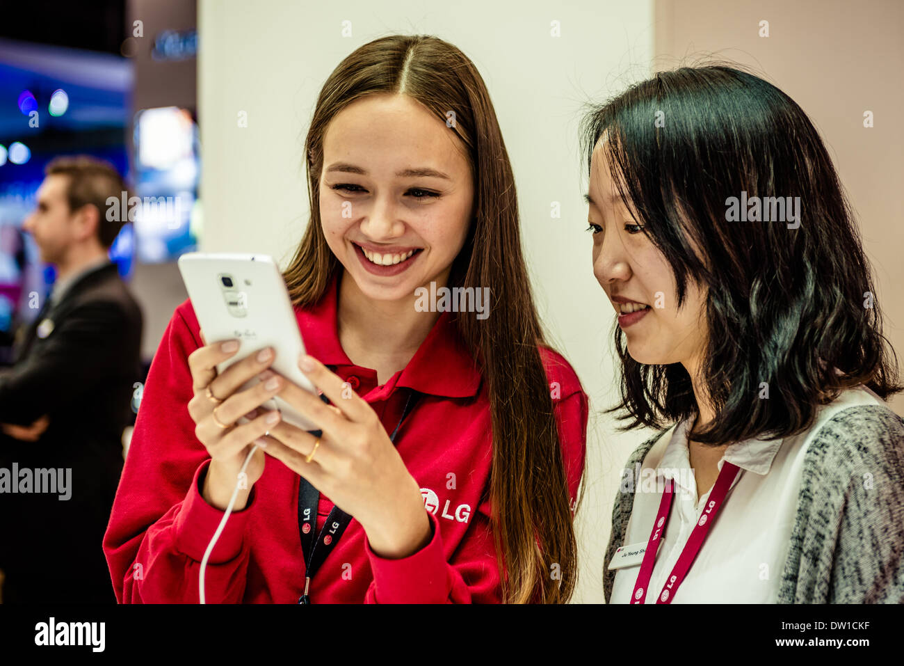 Barcelone, Espagne. 25 février 2014 : à l'Hôtesses LG exhibition stand au Mobile World Congress 2014 s'amuser avec Pro 2 téléphone mobile. Credit : matthi/Alamy Live News Banque D'Images