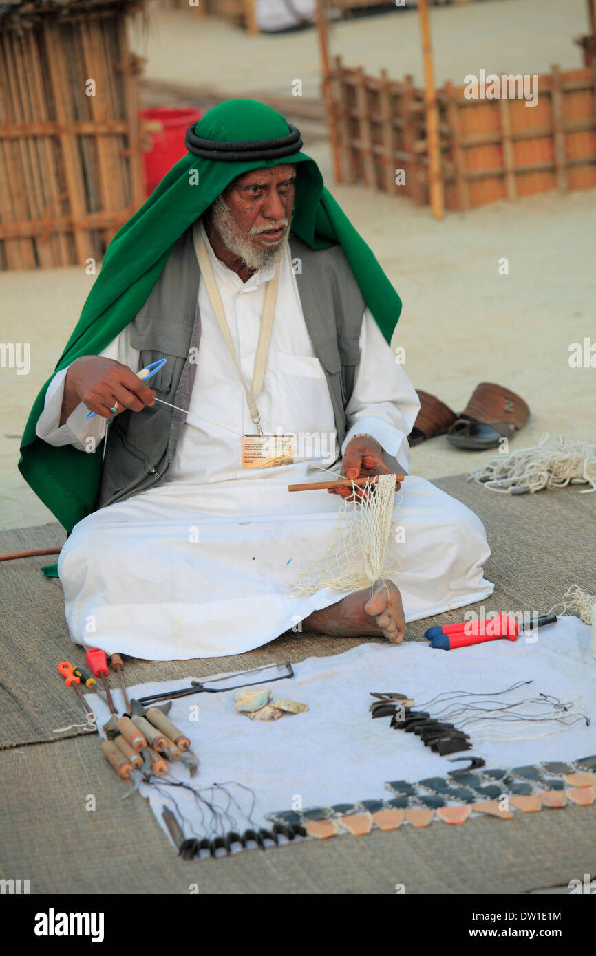 Emirats arabes unis, dubaï, Heritage Village, vieil homme fabrication de filets, Banque D'Images