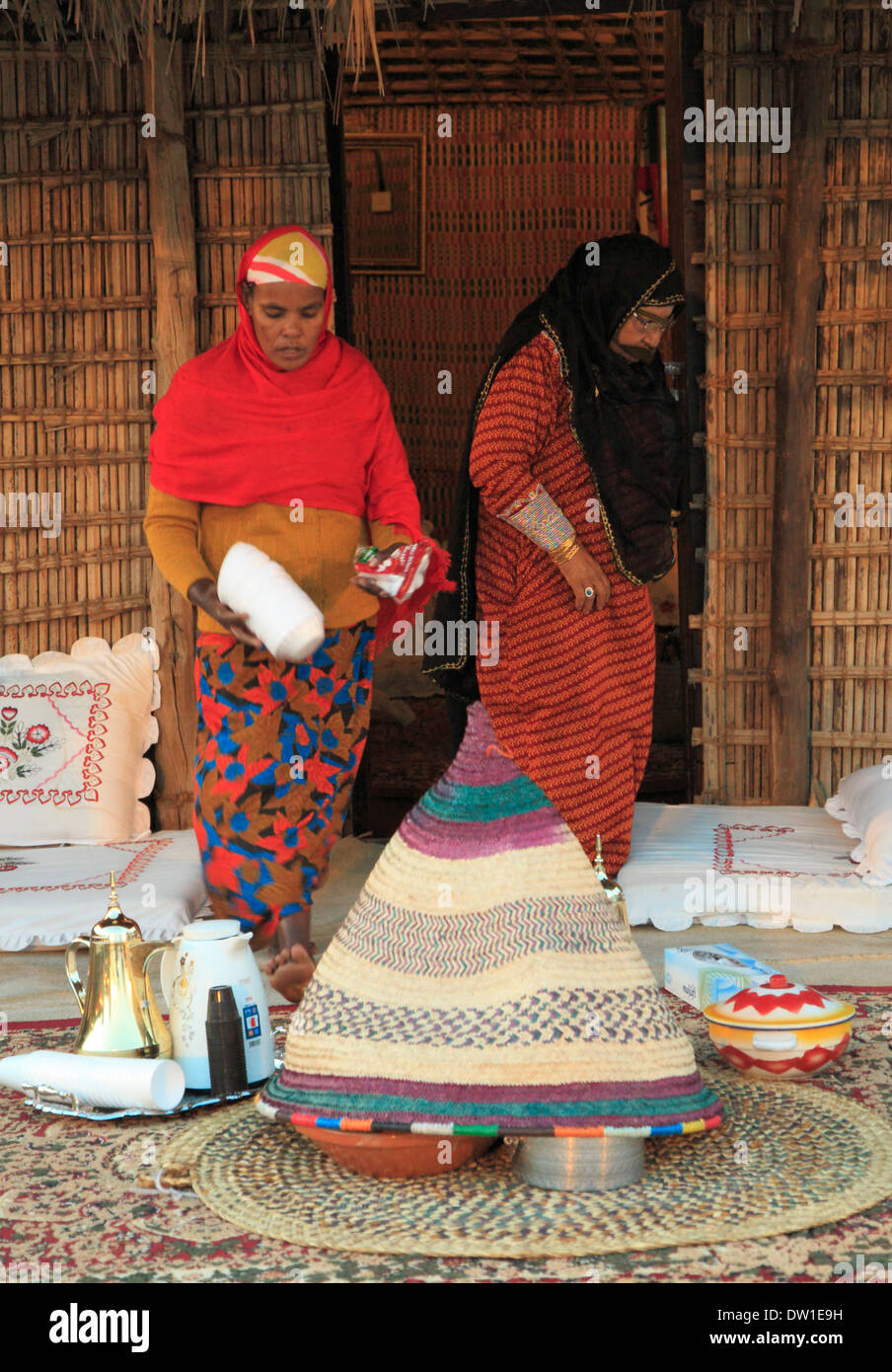 Emirats arabes unis, dubaï, Heritage Village, femmes qui se préparent à servir de la nourriture, Banque D'Images
