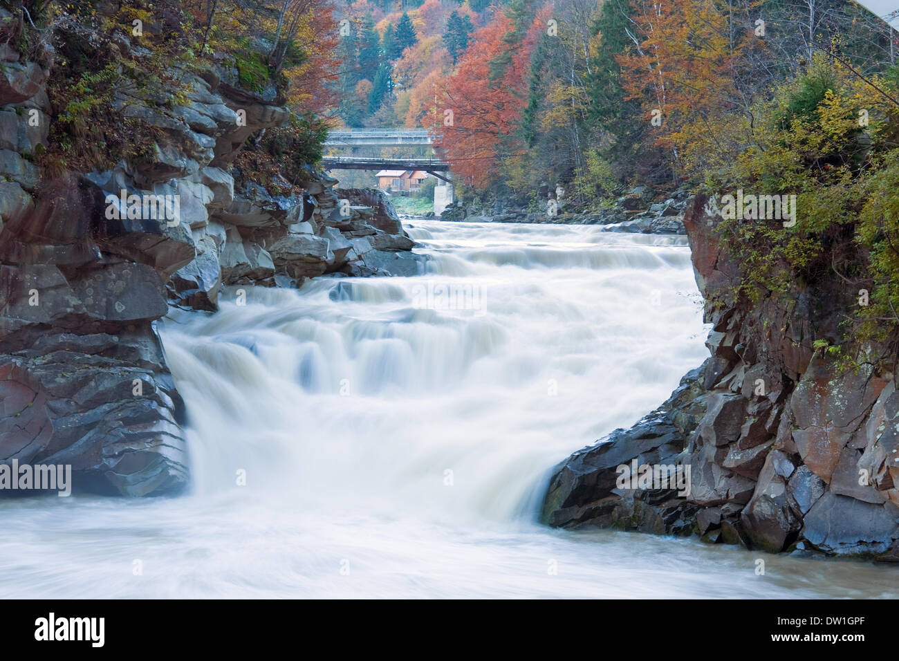 Cascade boueuse sur la rivière de montagne d'automne Banque D'Images