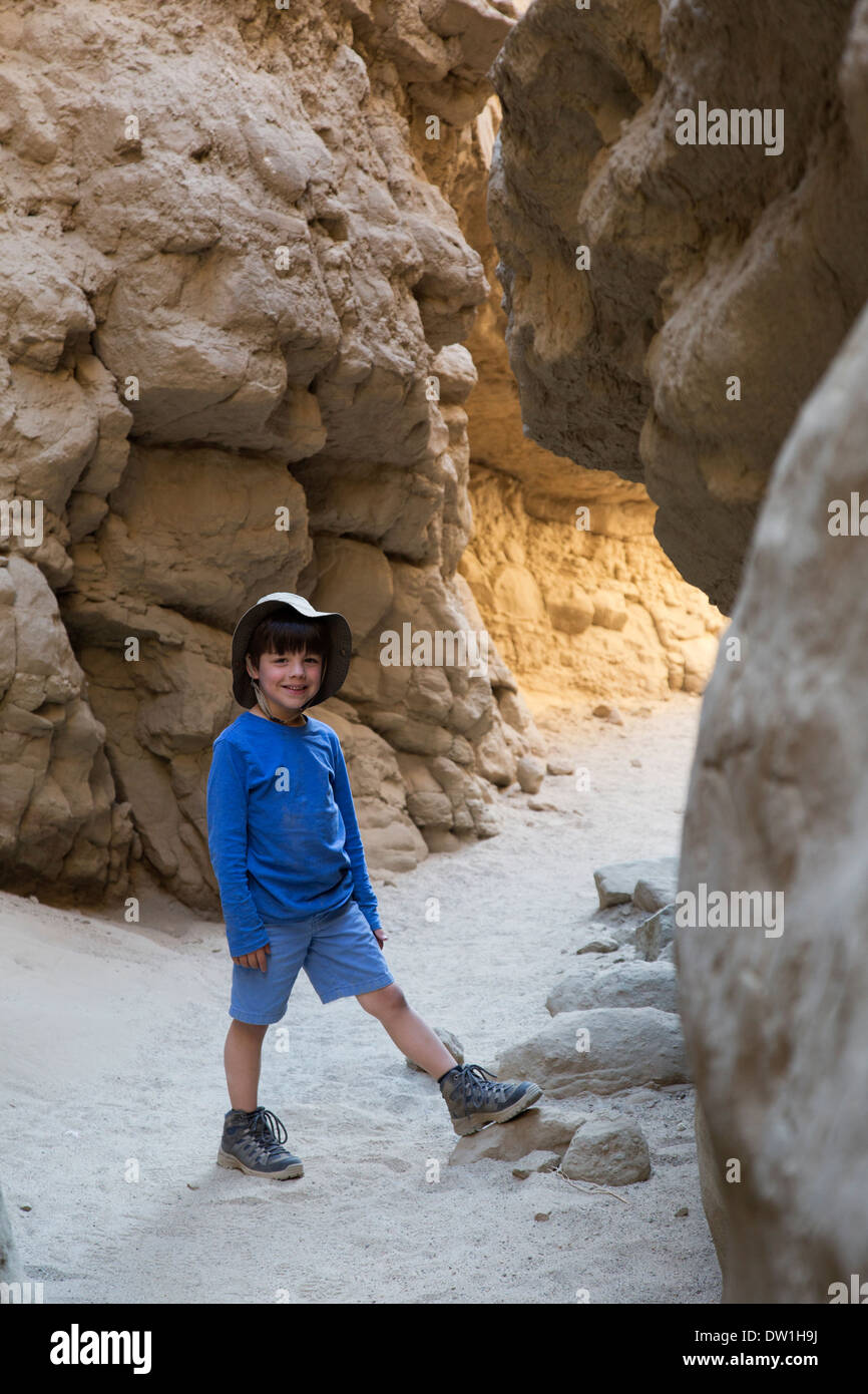 Garçon de 5 ans la randonnée dans un canyon en fente Anza Borrego Desert State Park, Californie Banque D'Images