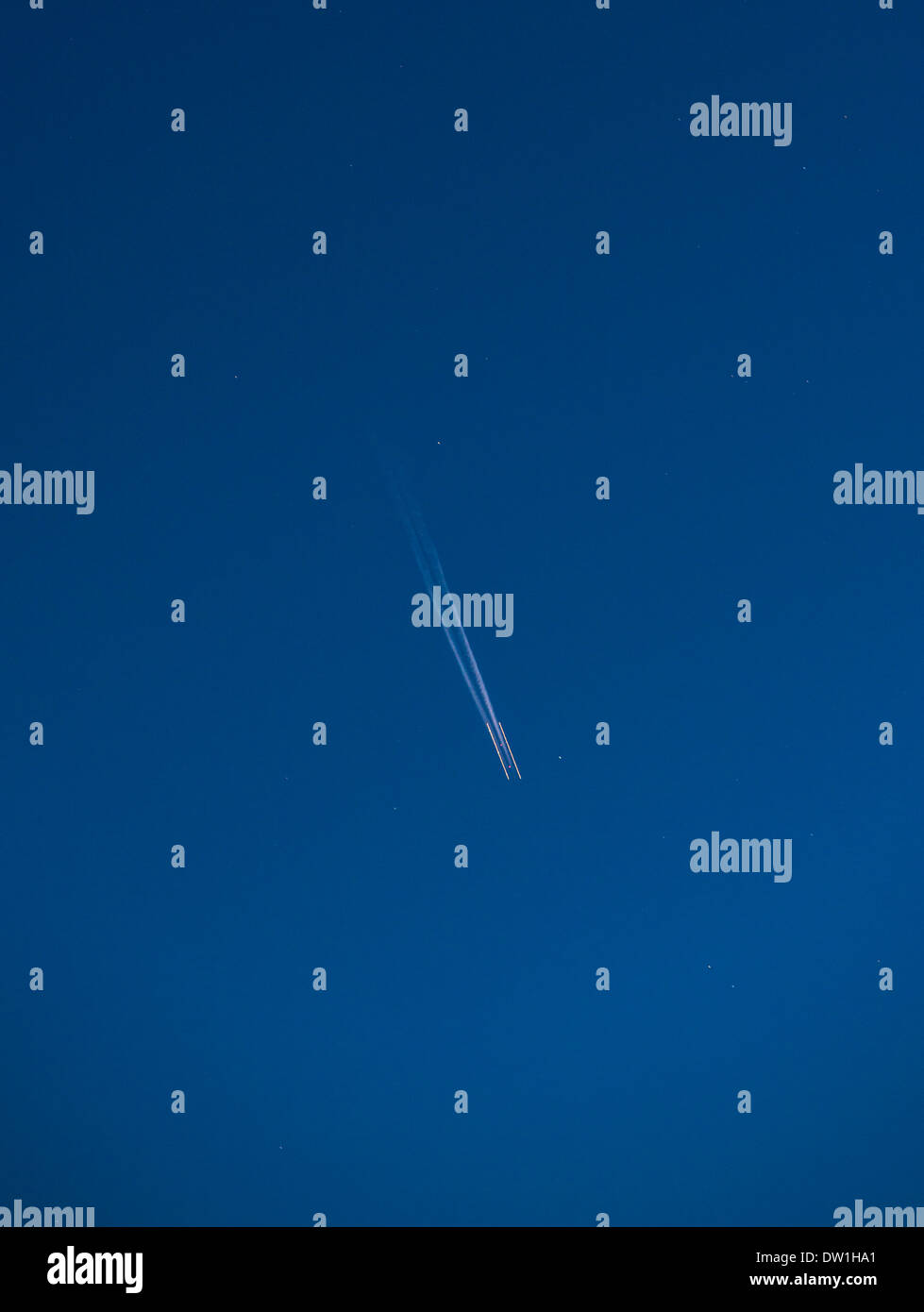 Vue nocturne de l'exposition temps avion contre un ciel étoilé étoiles bleu foncé Banque D'Images