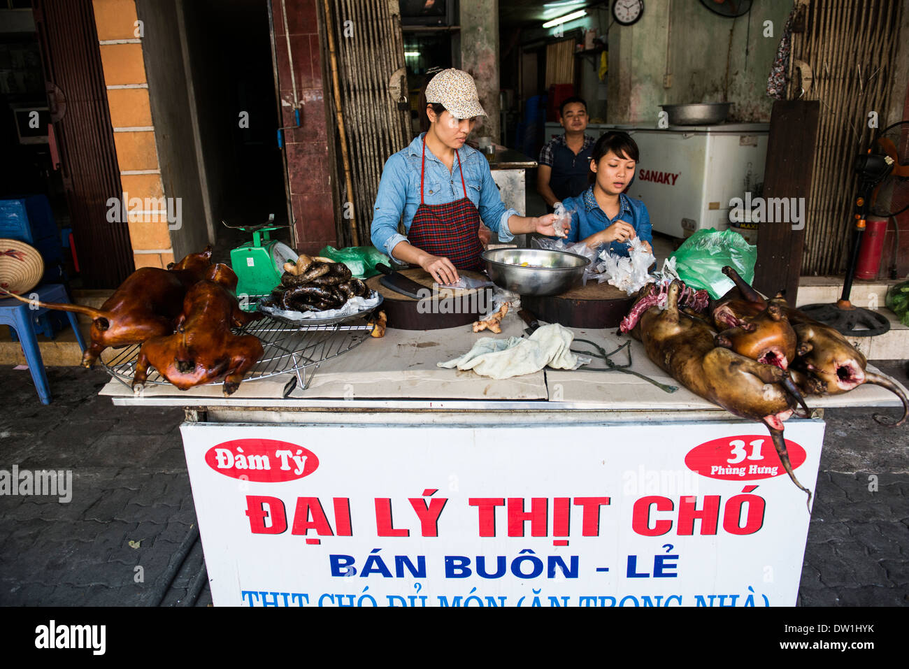 Les chiens ensemble meat for sale (Thit Cho), Hanoi, Vietnam. Banque D'Images