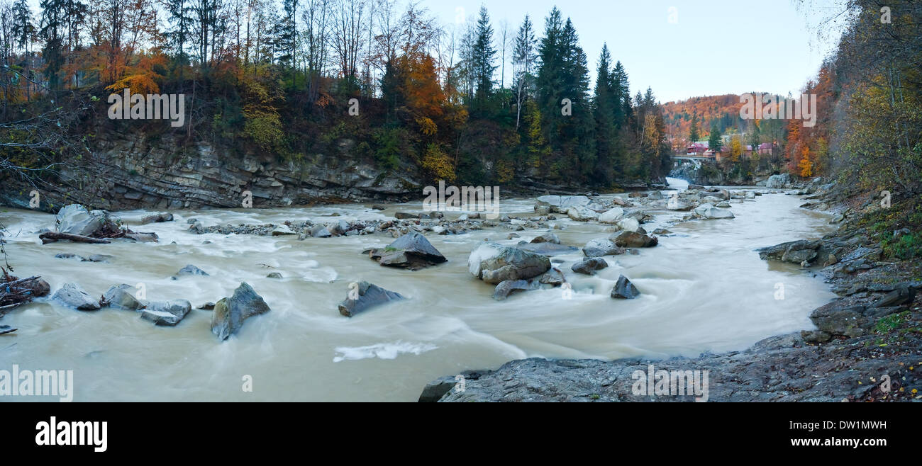 Matin d'automne mountain muddy river Banque D'Images