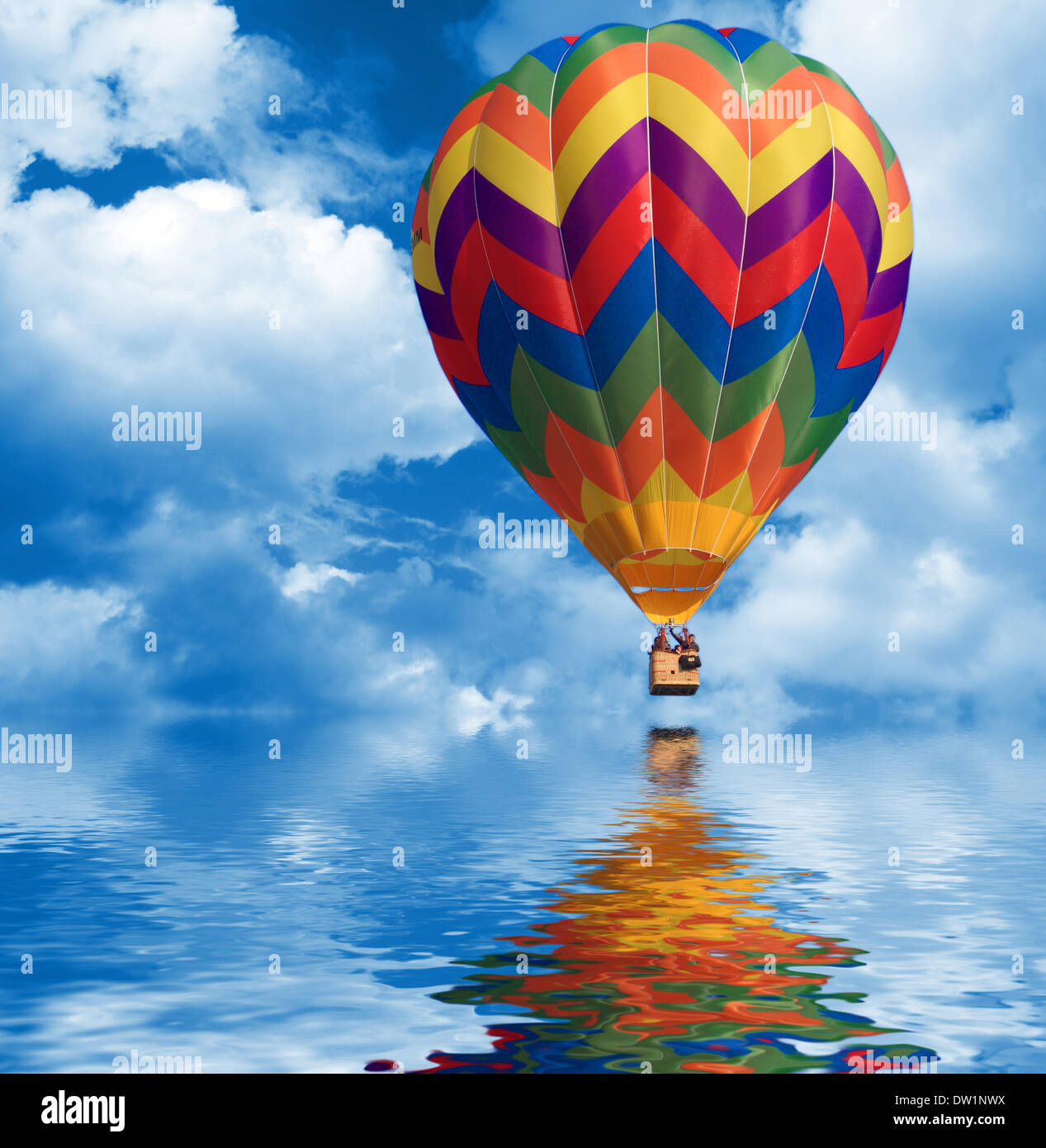 montgolfière pliée lumineuse volant dans le ciel bleu dans un