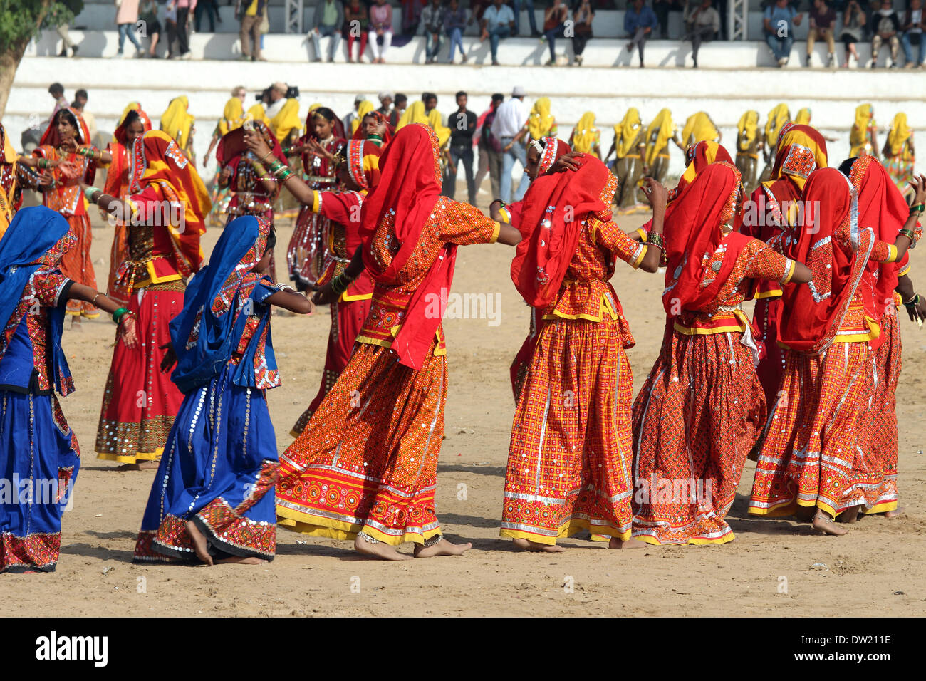 Affaires indiennes filles dansant à Pushkar camel fair Banque D'Images