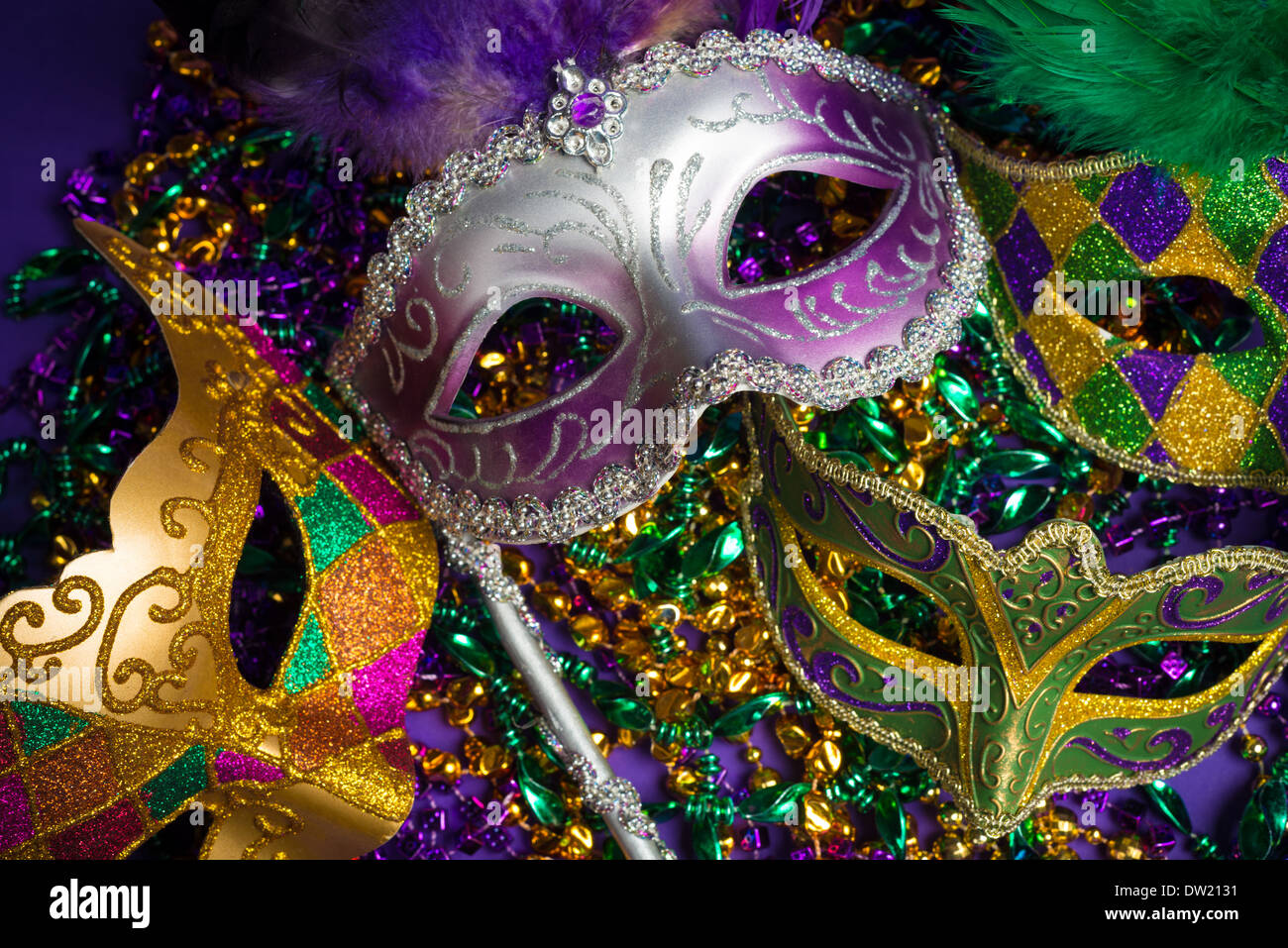 Regroupement de fête de mardi gras, masque vénitien ou carnivale sur fond violet Banque D'Images