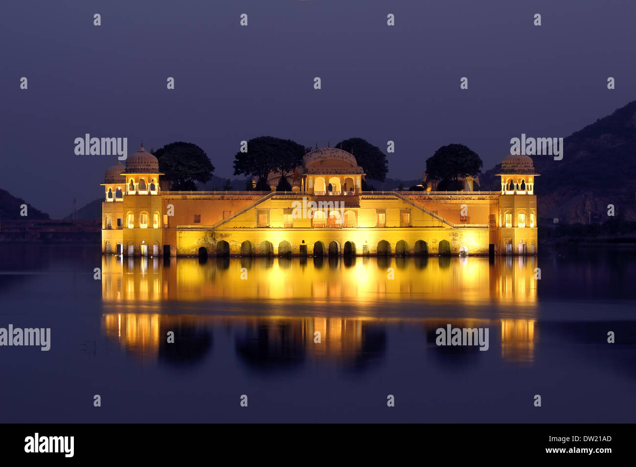 Jal Mahal Palace sur le lac la nuit en Inde Banque D'Images